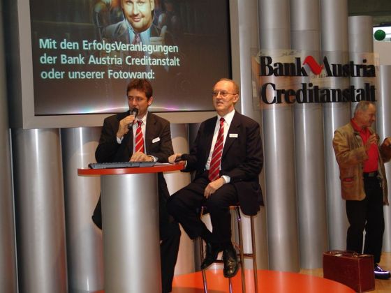 (Manchmal) geht’s auch seriös: Am Stand der Bank Austria bei der Gewinn-Messe © Archiv