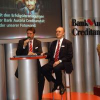 (Manchmal) geht’s auch seriös: Am Stand der Bank Austria bei der Gewinn-Messe © Archiv